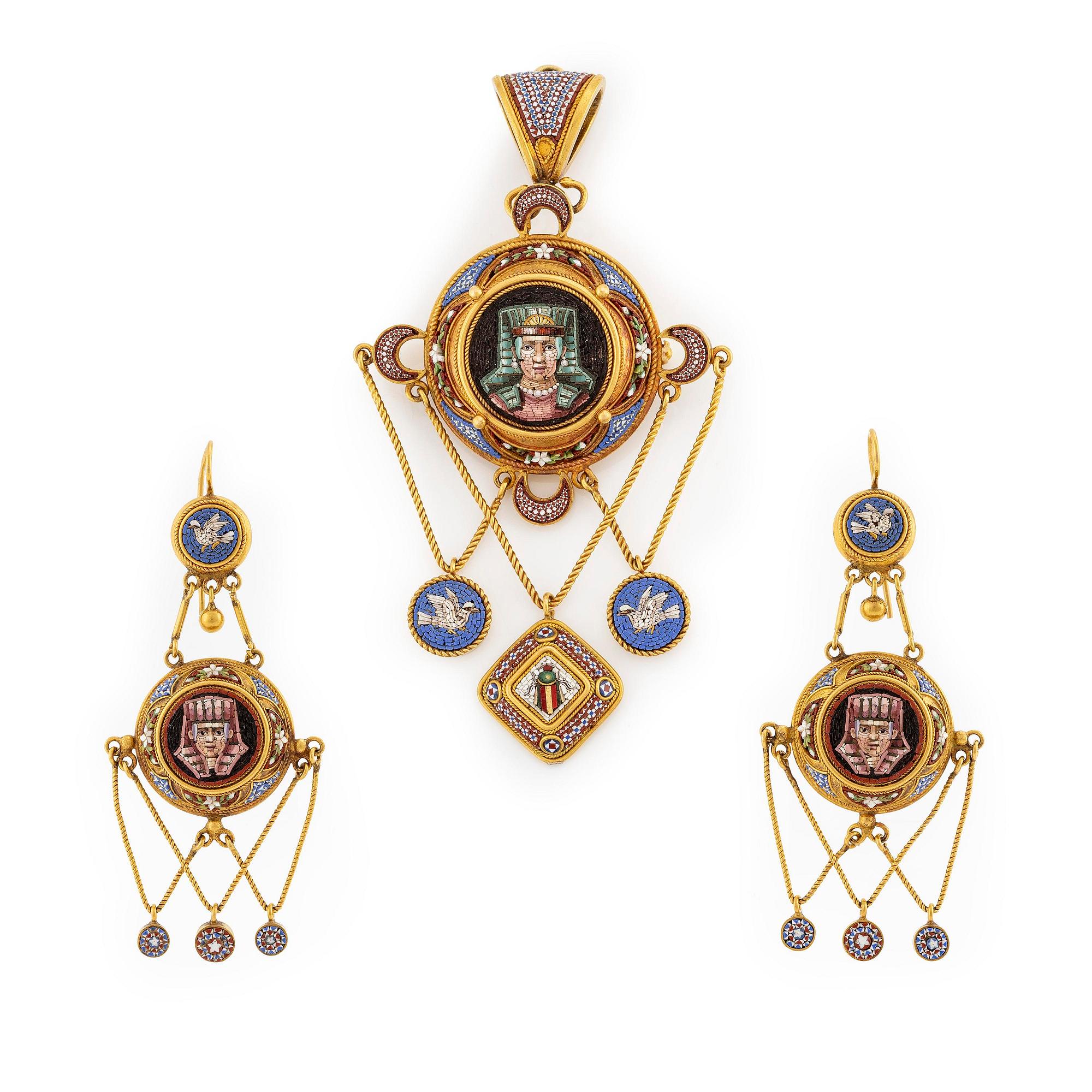 Ett hänge och ett par örhängen 18K guld med mikromosaiker, 1800-tal.