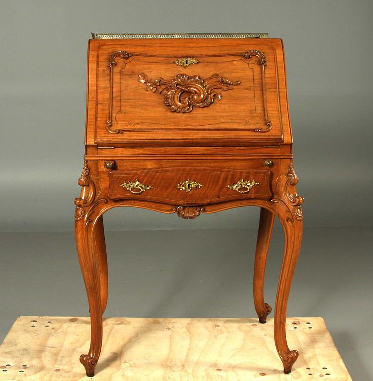 SNEDKLAFFSEKRETÄR, rokokostil, 1900-talets början.