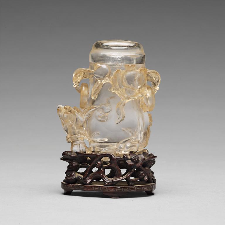 A carved rock chrystal vase with cover, Qingdynasty, circa 1900.