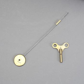 BORDSPENDYL, med pendel, nyrokoko, omkring 1800-talets mitt.