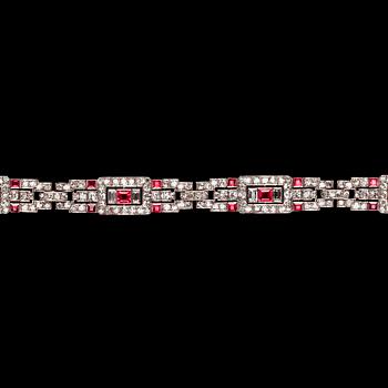 867. ARMBAND, åttkant- och smaragdslipade diamanter, tot. ca 5.50 ct samt carréslipade rubiner, 1930-tal.