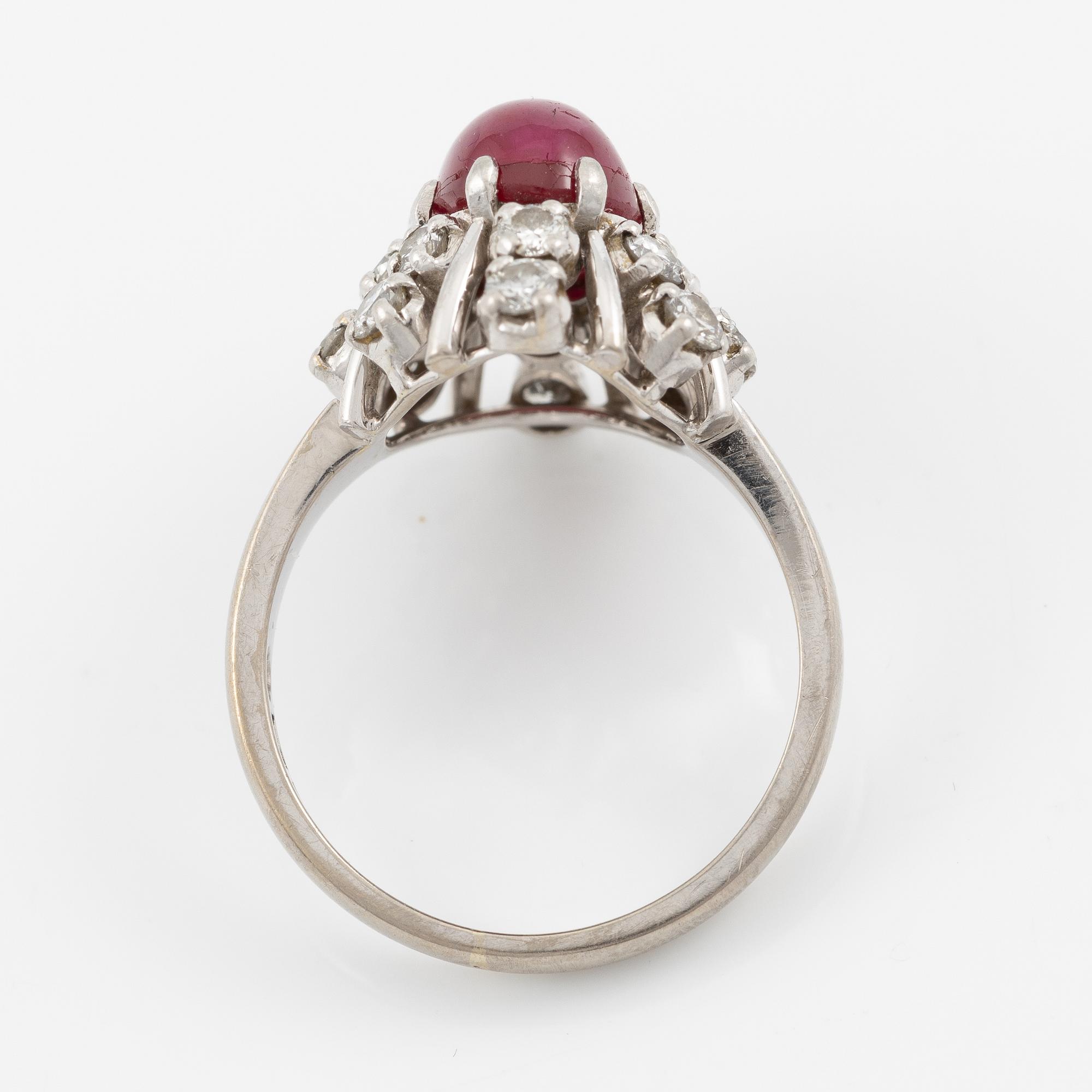 Ring in 18K gold set with a cabochon-cut ruby and round brilliant-cut diamonds.