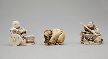 NETSUKE, 3 st, ben, Japan, 1900-tal.