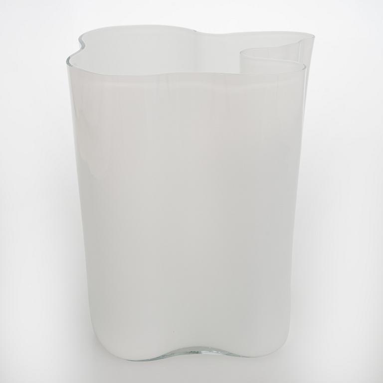 Alvar Aalto, a 3031 glass vase, signed Alvar Aalto - 3031.