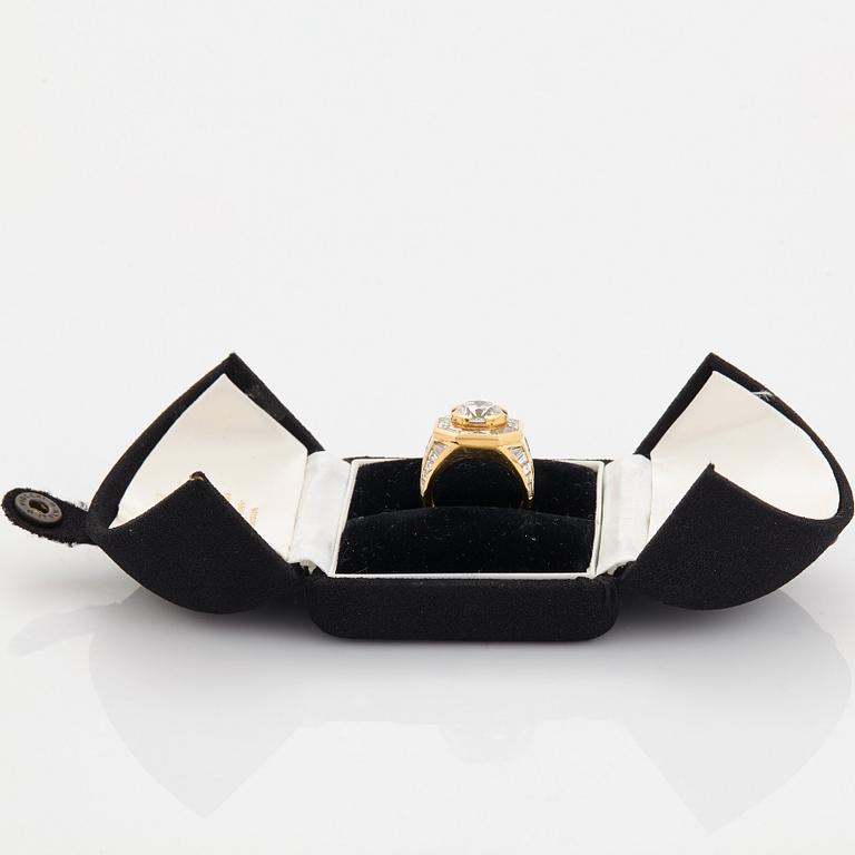 An 18K gold ring set with a round brilliant-cut diamond 3.01 cts.