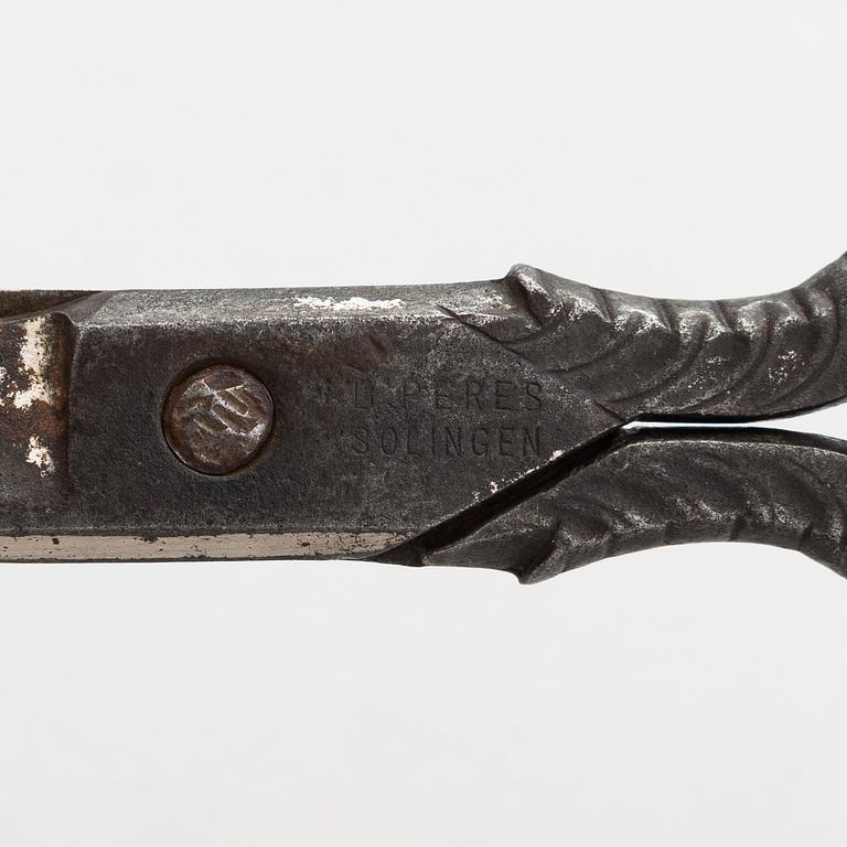 Sakset, aiheena tsaari Nikolai II ja Alexandra Fjodorovna. Valmistaja D. Peres Solingen, Saksa.