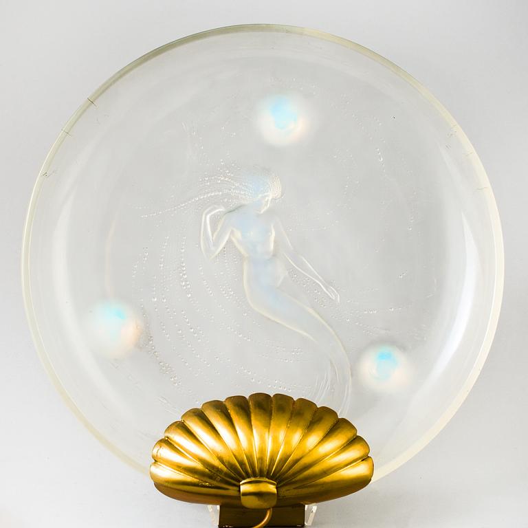 A René Lalique nr 376 heavy frosted trépied glass coupe decorated with Siren, resting on three short feet, 1920.