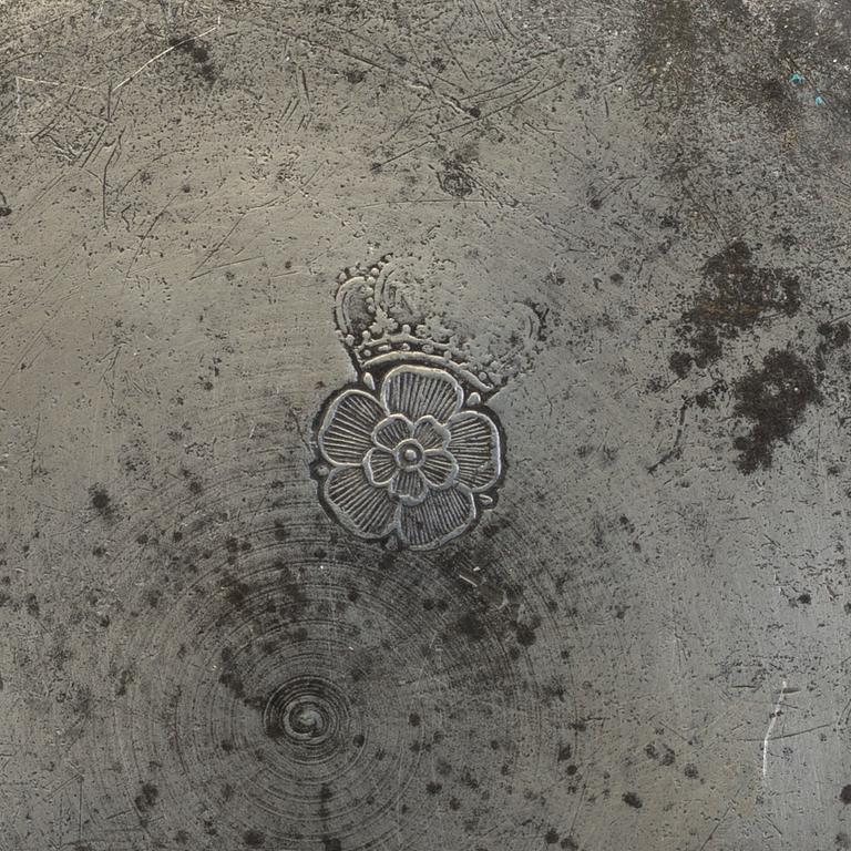 FIVE DIFFERENT 18TH CENTURY PEWTER PLATES.