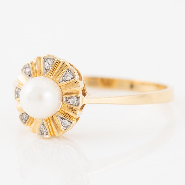 Ring, 18K gold with a pearl and small diamonds.
