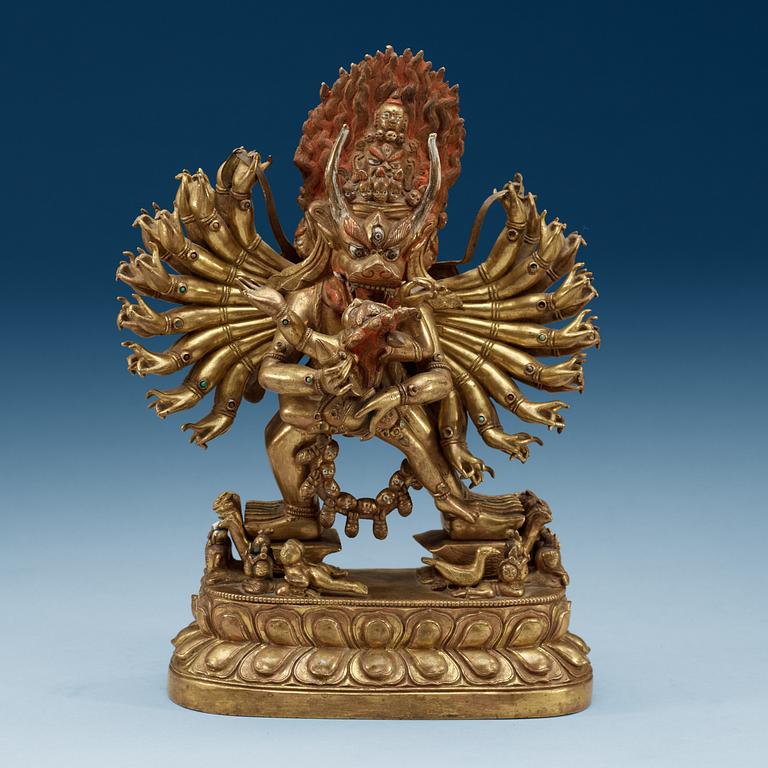 GUDOM, förgylld och bemålad brons. S.k. Trettongudars-Yamantaka med gemål, Tibet/Nepal, 1800-tal.