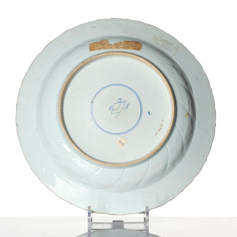 A large famille verte dish, Qing dynasty, Kangxi (1662-1722).