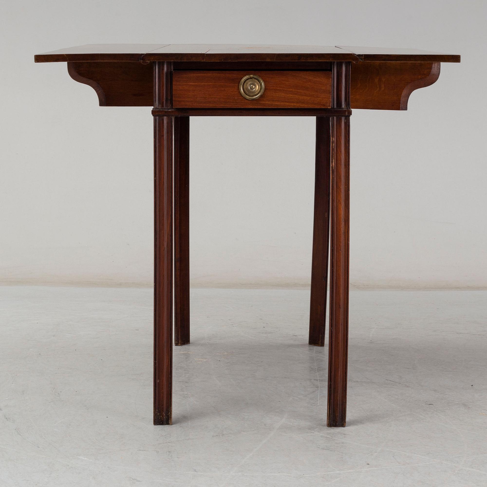 BORD med klaffar, sengustavianskt stockholmsarbete, omkring 1800.