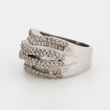 Ring  18K vitguld med bagettslipade diamanter och briljanter ca 1,7 ct.