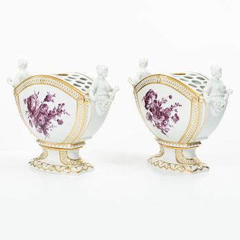 Royal Copenhagen, tulpanvaser, ett par"Juliane Marie purpur", 1905, Danmark.