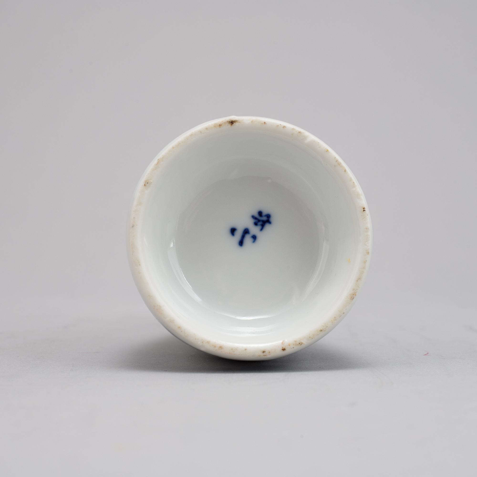 Miniatyrvaser, två stycken, vas samt miniatyrkanna, porslin, Kina, Kangxi, (1662-1722), sen Qingdynasti, samt 1900-tal.