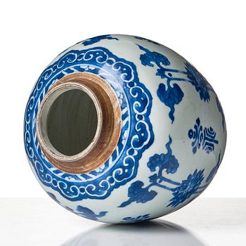 A blue and white jar, Qing dynasty, Kangxi (1662-1722).