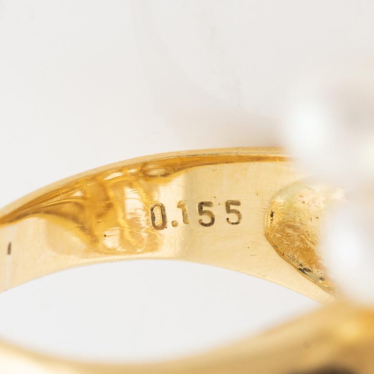 Pearl and diamond ring.