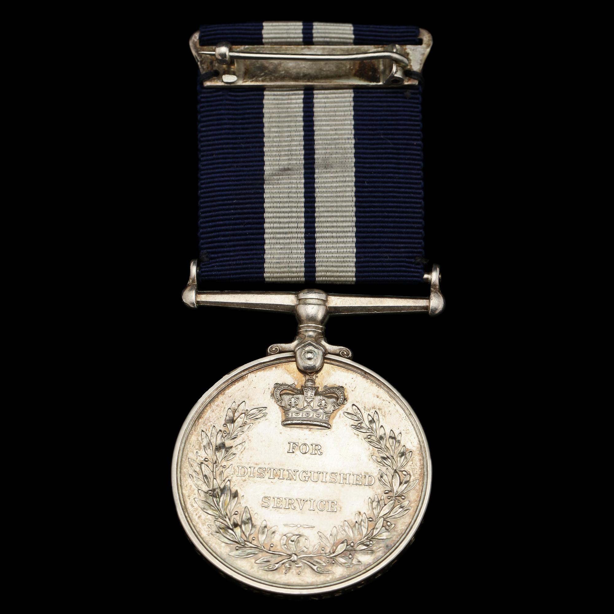 MEDALJ, silver, "For distinguished service", England, 1900-tal. Tot vikt 38 g.