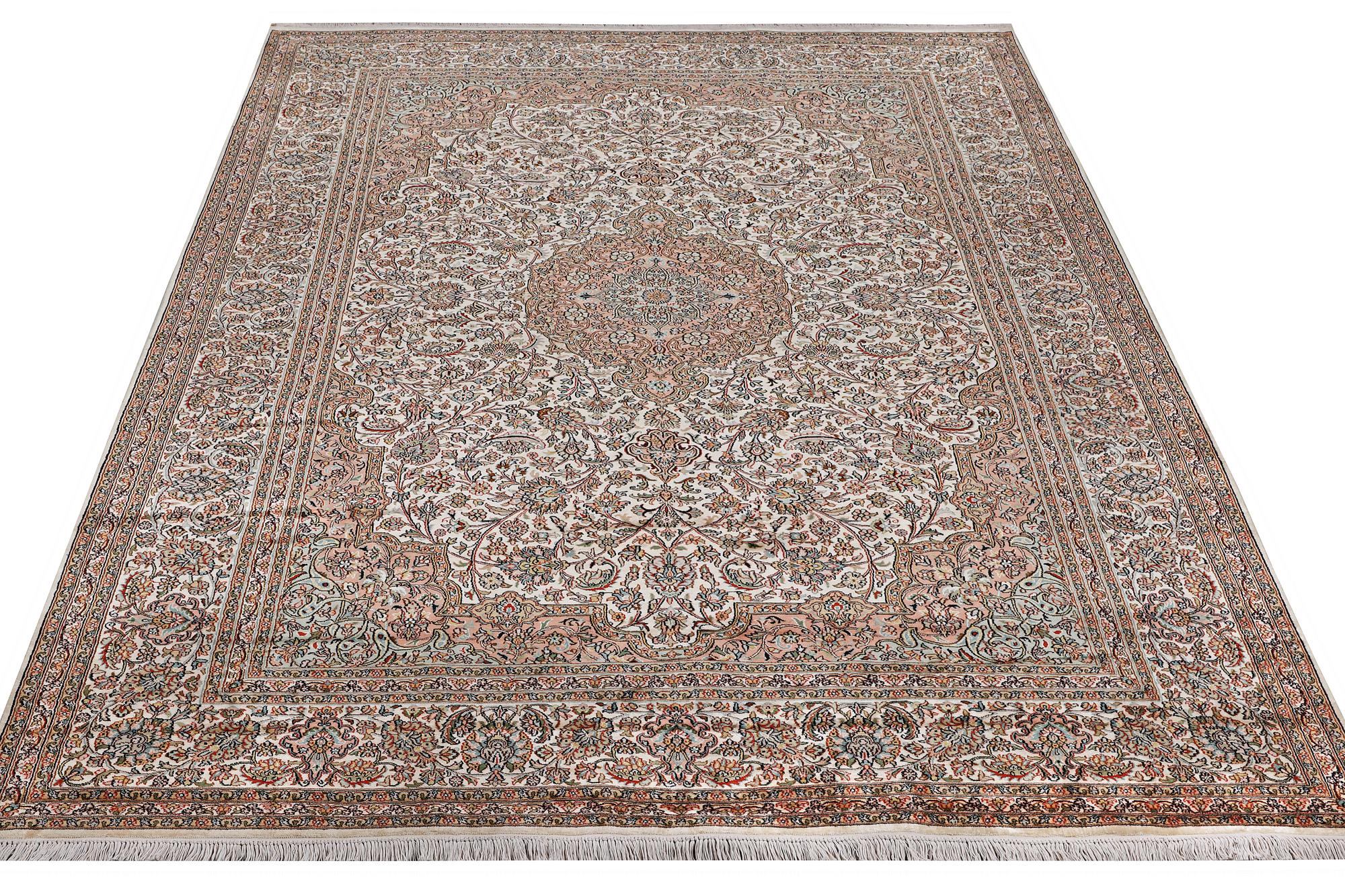 Matta, silke Kashmir, ca 303 x 216 cm.