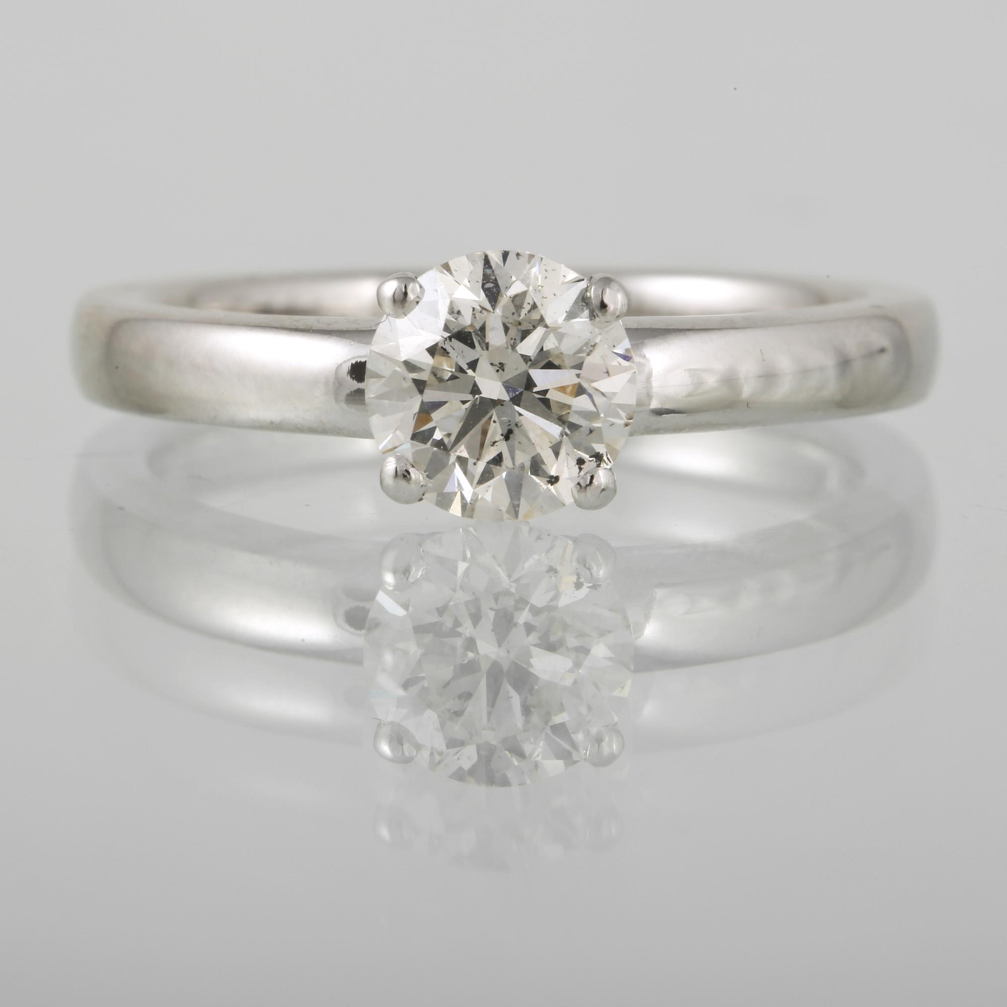 RING, 18K vitguld med briljantslipad diamant 1.02 ct. Vikt 5,0 gram.