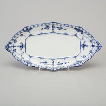 21 pieces of porcelain tableware from Royal Copenhagen, model "Musselmalet", 20th century.