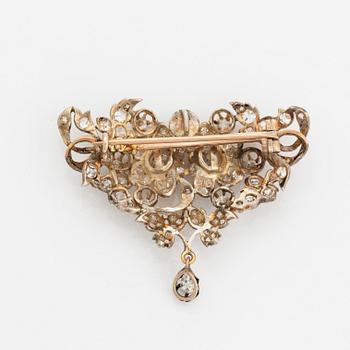 Brosch försilvrad med gammalslipade diamanter.