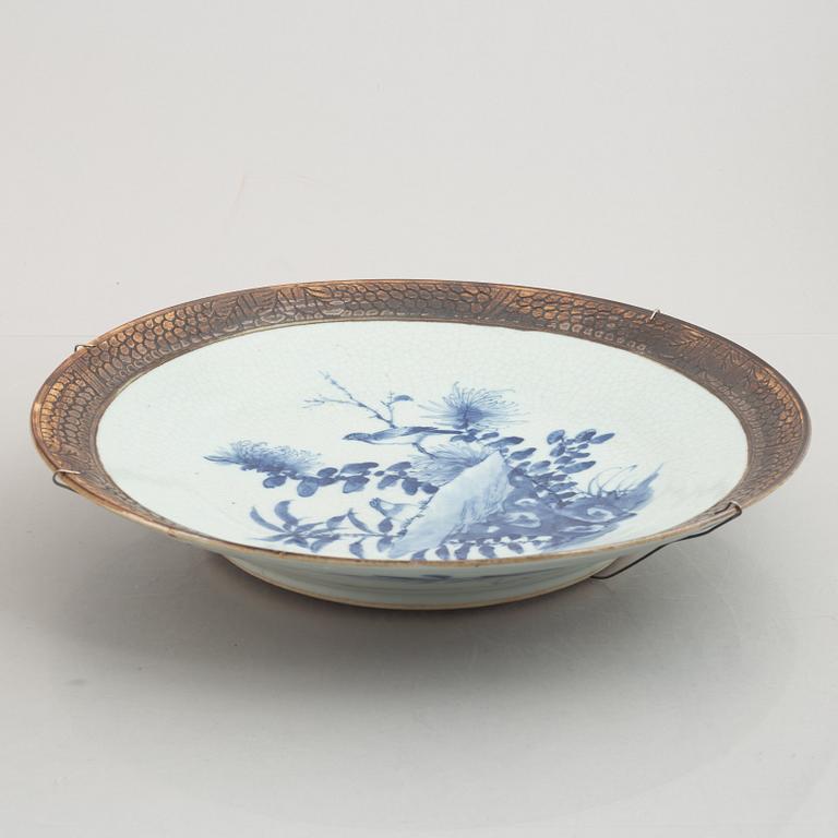 A pair of large blue and white serving dishes, late Qing dynasty/circa 1900.