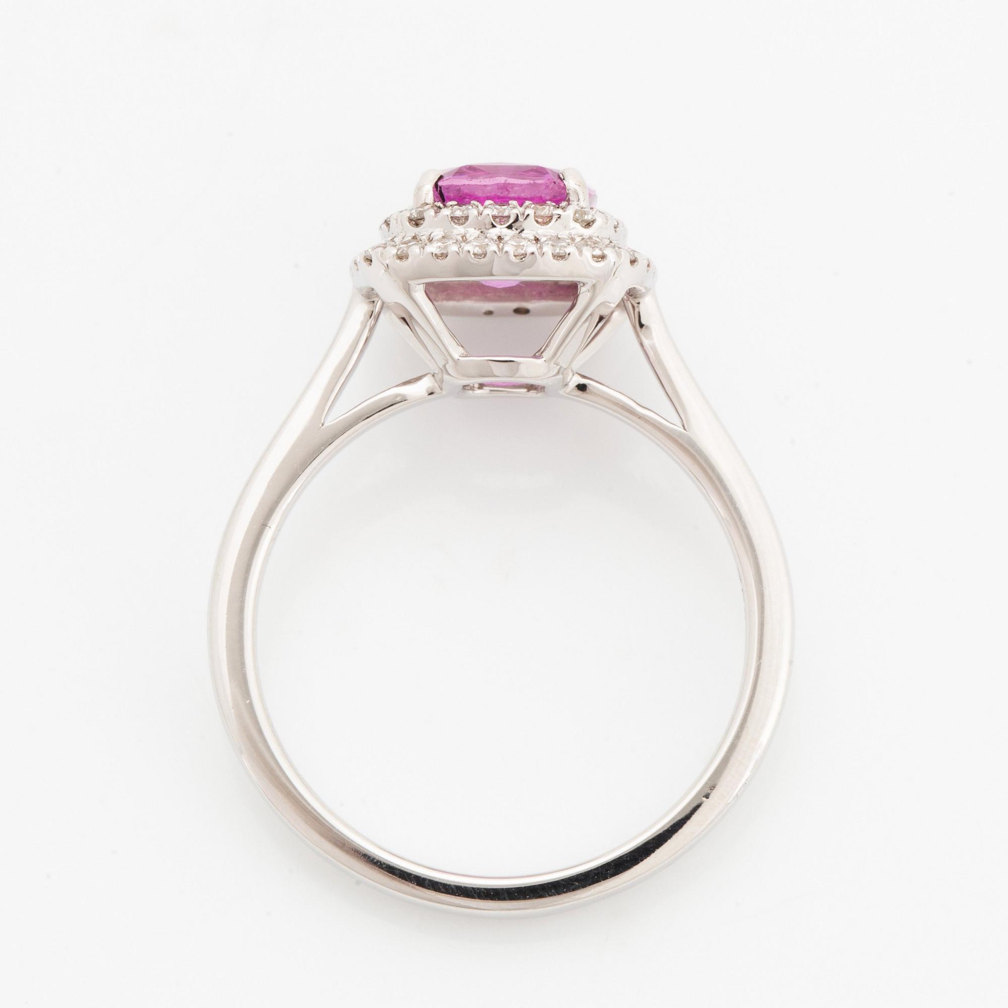 Ring 18K vitguld med en rosa safir samt runda briljantslipade diamanter.