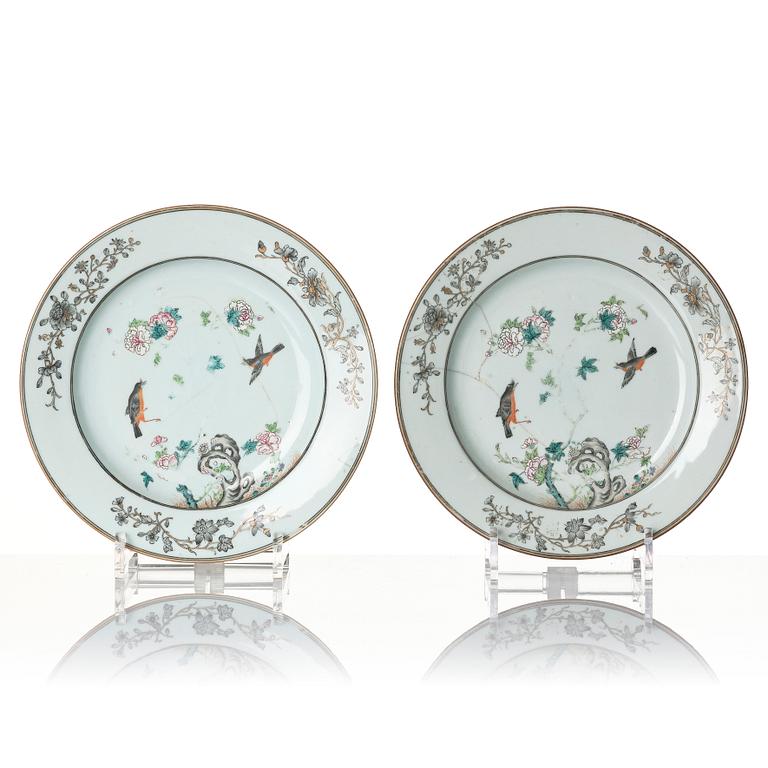 A large Chinese famille rose grisaille dish and a pair of plates, Qing dynasty, Yongzheng (1723-35).