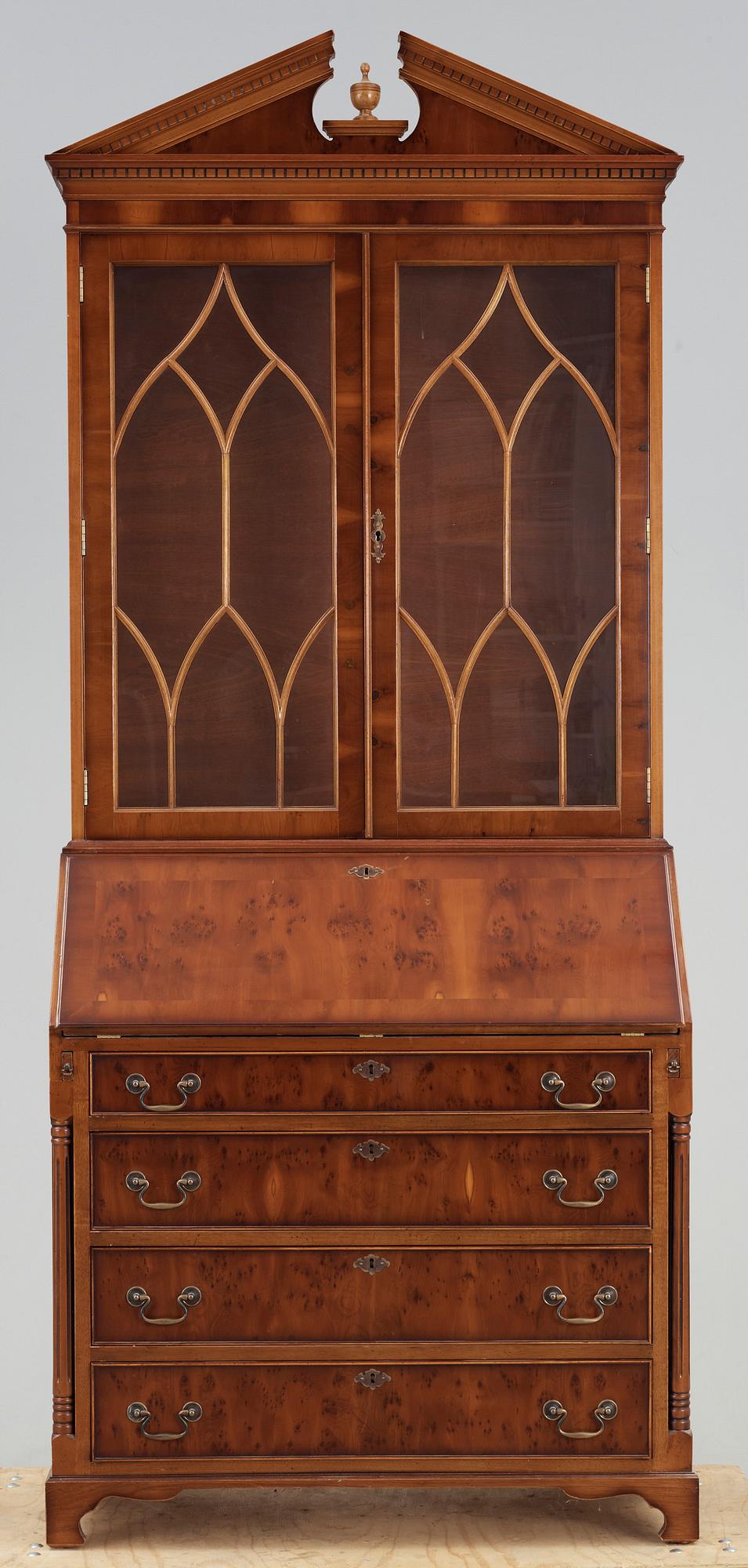 VITRINSKÅP, England, 1900-tal.