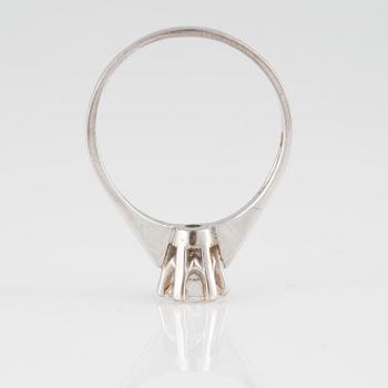 RING, 18K vitguld med äldre briljantslipad diamant 0.63 ct, Alton, Falköping, 1993. Vikt 3,3 gram.