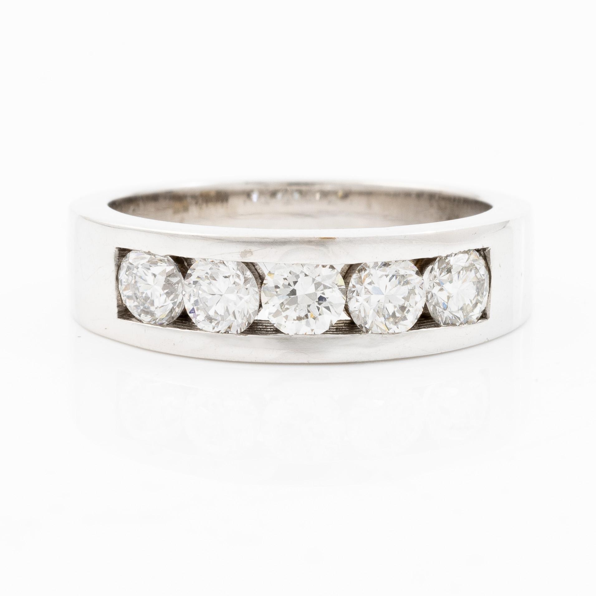 Ring 18K white gold set with round brilliant-cut diamonds.