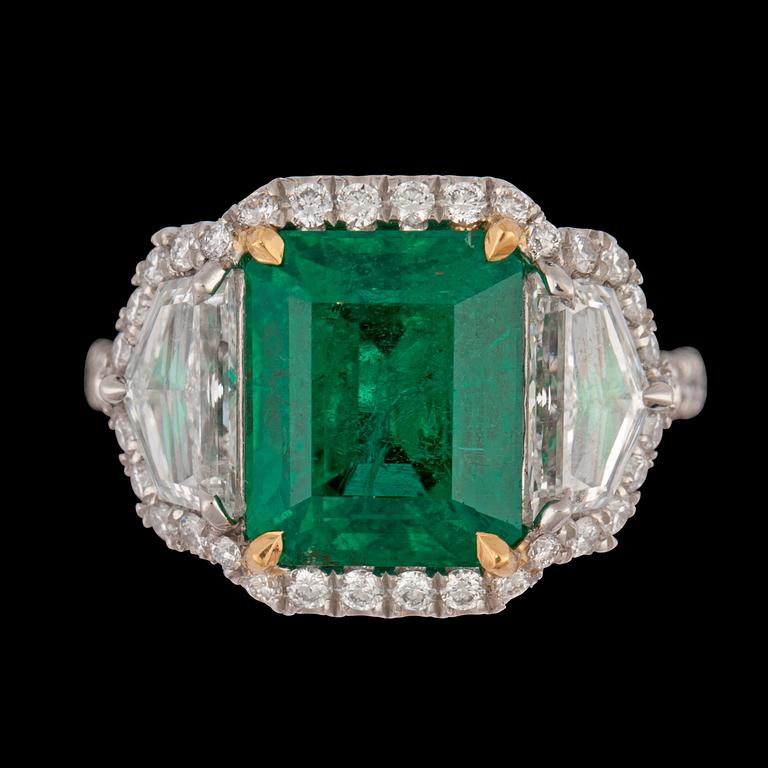 RING, trappslipad smaragd, 5.50 ct och epaulet- och briljantslipade diamanter, tot. ca 1.50 ct.