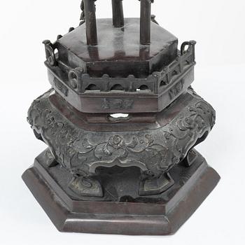 A large Japanese bronze censer, Meiji (1898-1912).
