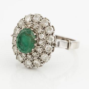 Ring, med smaragd och briljantslipade diamanter.