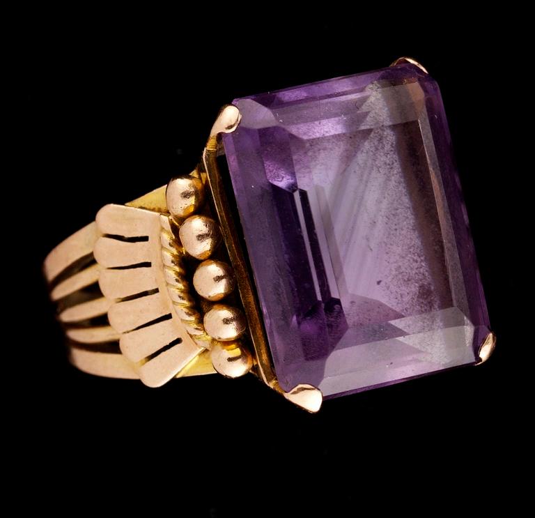 RING med trappetslipad ametist.