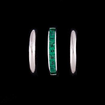 RING, 18K vitguld, smaragder. Vikt totalt ca 12,6 g.