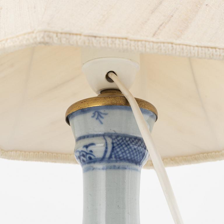 Vaser/bordslampor, 2 st, porslin, Kina, 1700-1800-tal.