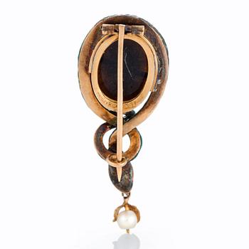 An 18K gold Gustav Möllenborg brooch set with a hardstone cameo and a pearl pendant.