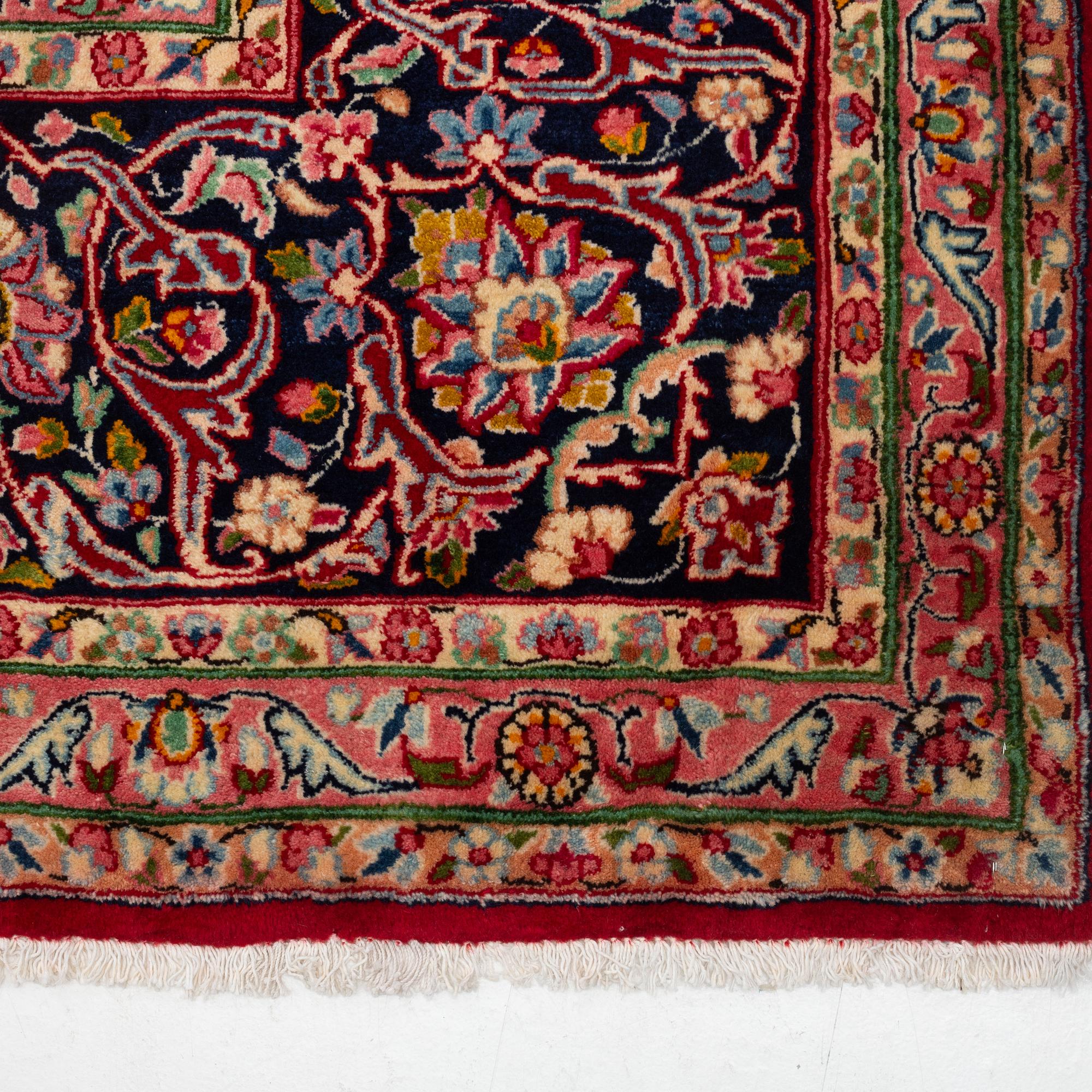 A carpet, semi-antique Kirman, signed, circa 400 x 300 cm.