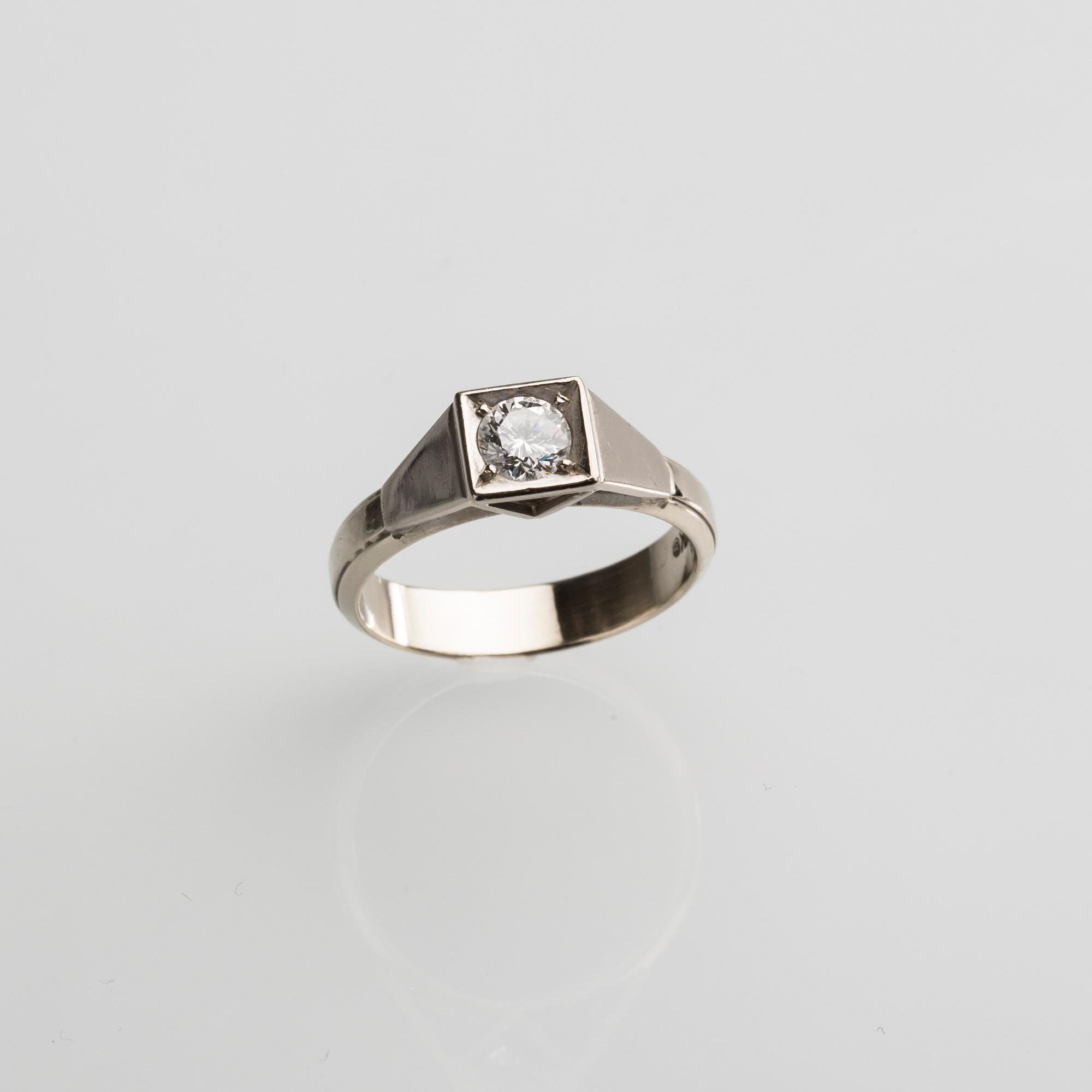 RING, 18 k vitguld med briljantslipad diamant, ca 0,40 ct. Vikt ca 4,9 g.