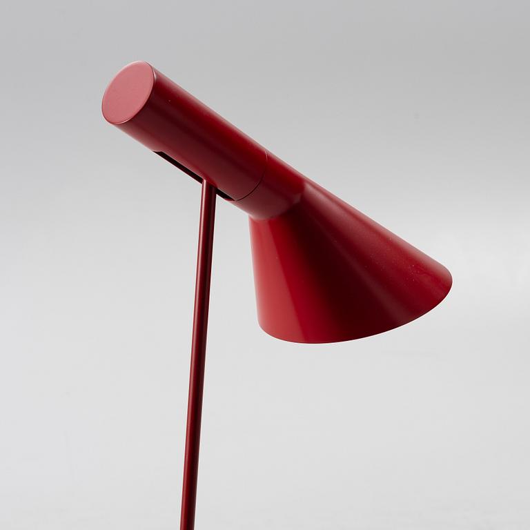 Arne Jacobsen, golvlampa, "AJ", Louis Poulsen, Danmark.