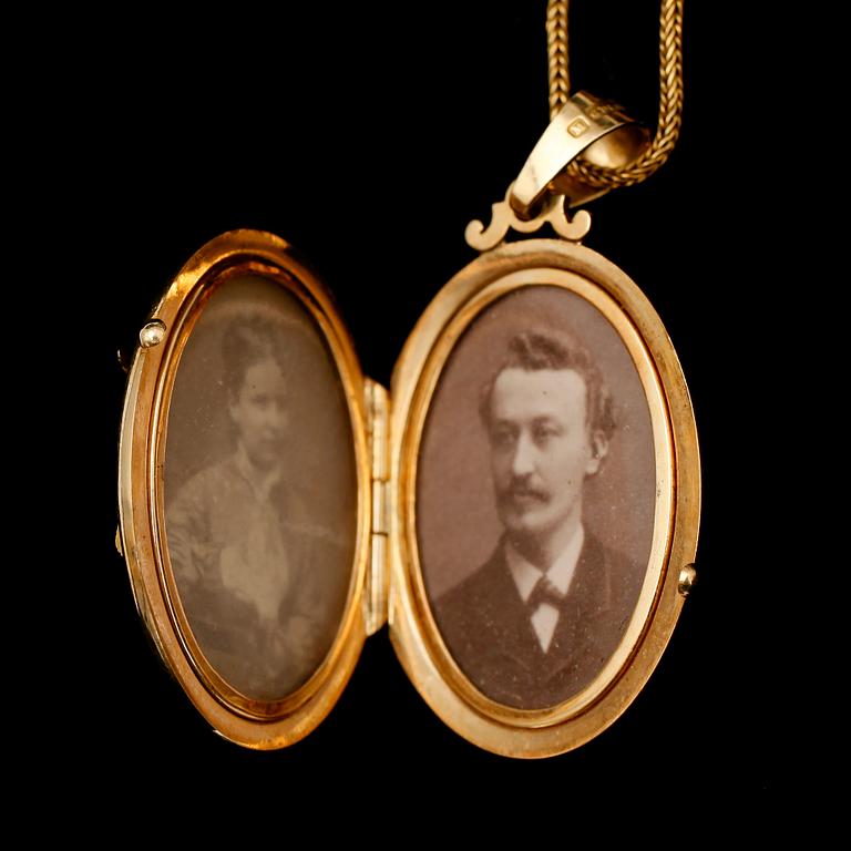 MEDALJONG MED KEDJA, 18 k rödguld, svenska stämplar 1882. Total vikt ca 15 g.