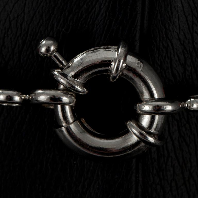 HALSBAND, aventuringlas 10-20 mm. med lås i försilvrad metall.