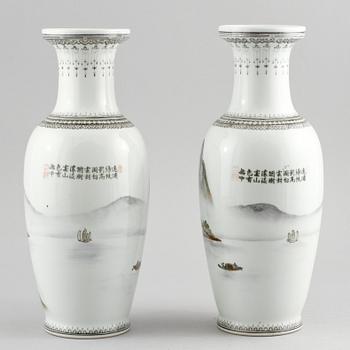 VASER, ett par, porslin, Kina, 1900-tal.