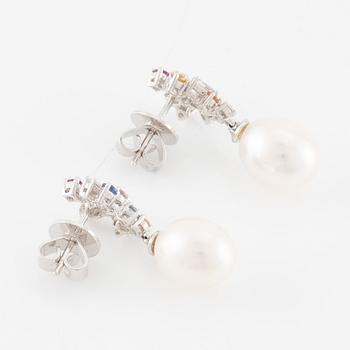 Örhängen, ett par, 18K vitguld med odlade sötvattenspärlor, flerfärgade safirer och diamanter.