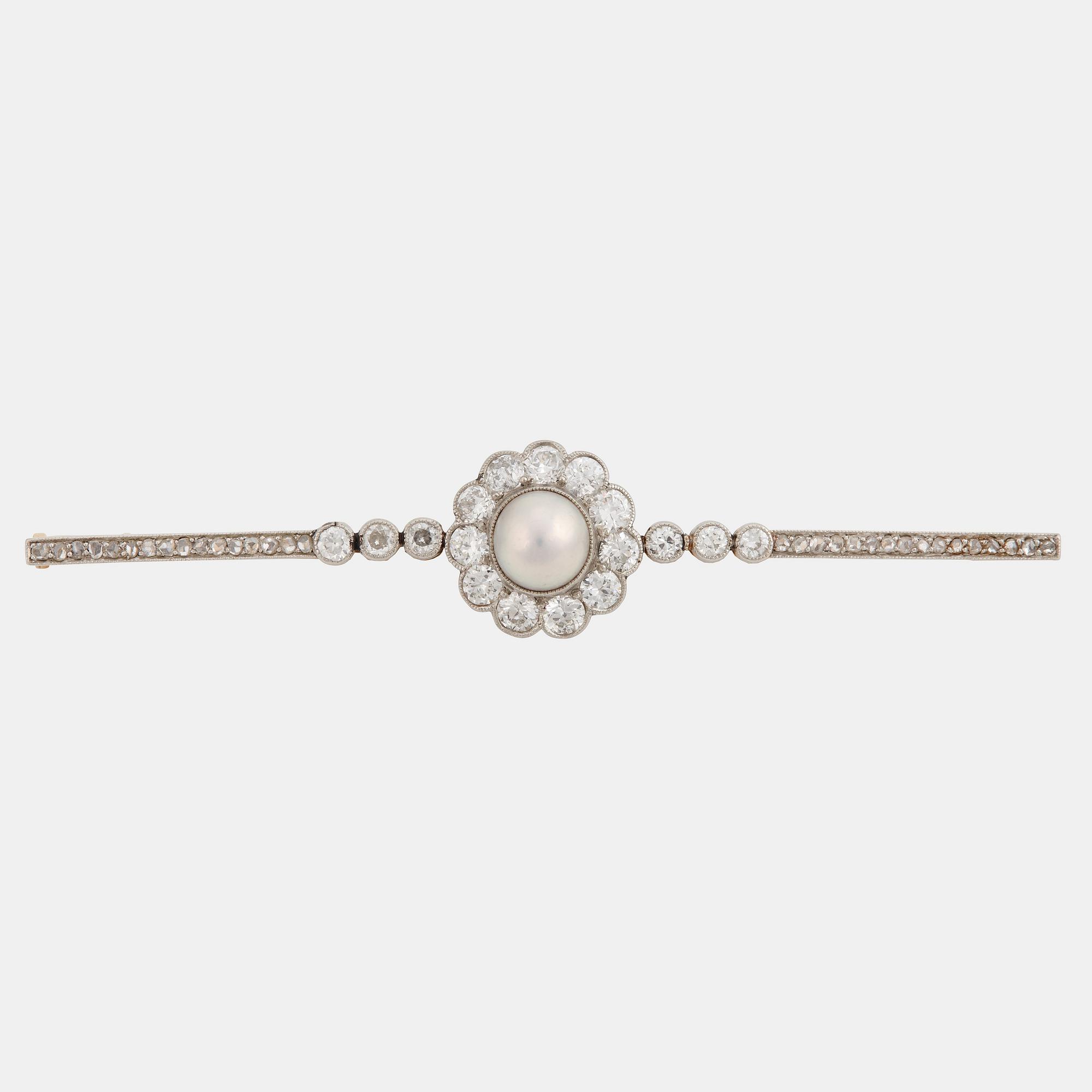 BROSCHNÅL, med gammalslipade diamanter samt troligtvis orientalisk pärla. Troligen 1910-tal.