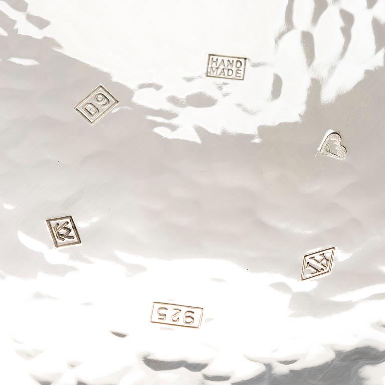 A. Tillander, skål, sterlingsilver och emalj, Åbo 2005.