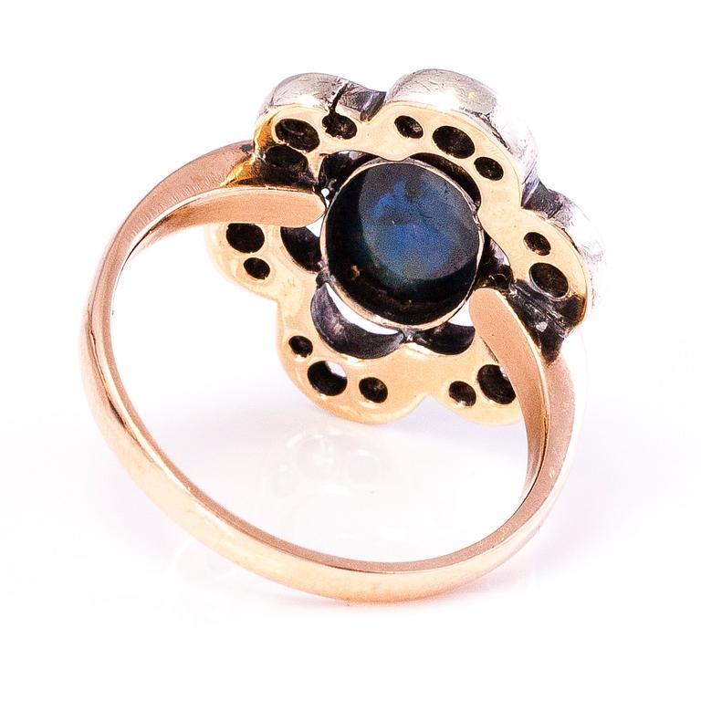 RING, 10-11K guld, cabochonslipad safir, gammalslipade diamanter ca 0.35 ct tot.