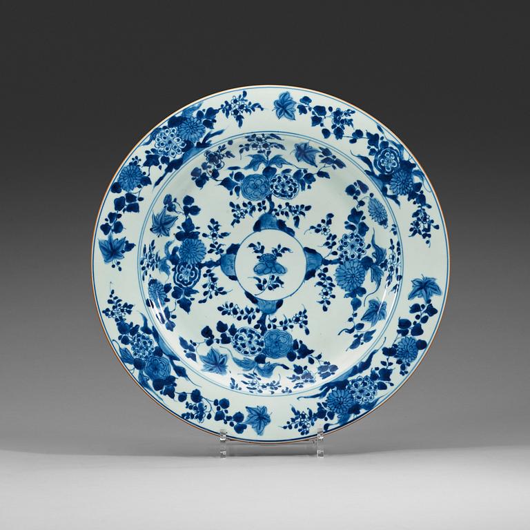 A blue and white dish, Qing dynasty, Kangxi (1662-1722).